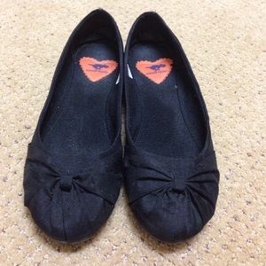 Black bow gathered toe flats.