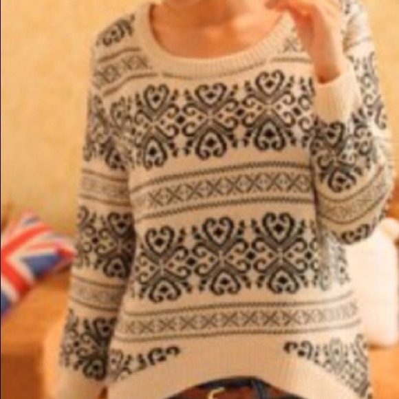 A beautiful and stylish scoop neck sweater! NWT.