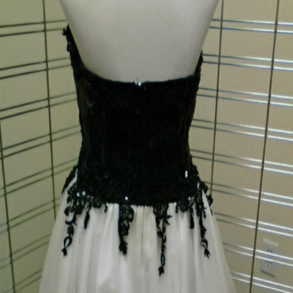 Dress - Picture 3 of 4