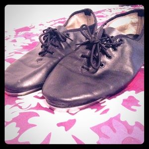 Size 9 tap shoes. Run a little big.