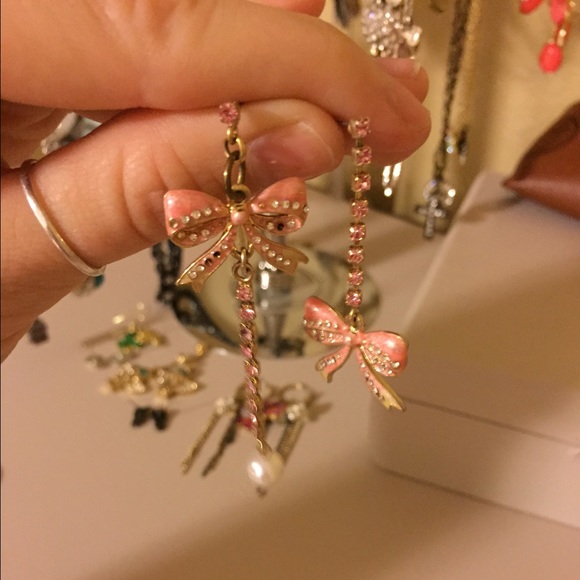 Betsey Johnson dangling bow earrings
