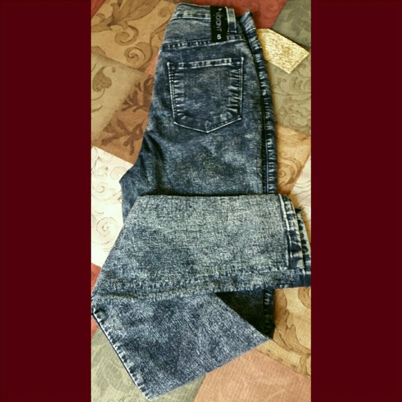 High waist jeans.