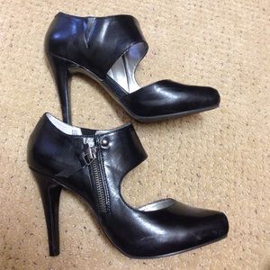 Edgy black zipper heels, super sexy!