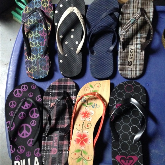 8 pair of flip flops