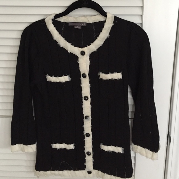 Scoop neck Cropped black cardigan style - Picture 2 of 3