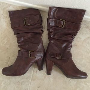 Brown Boots with a small heel