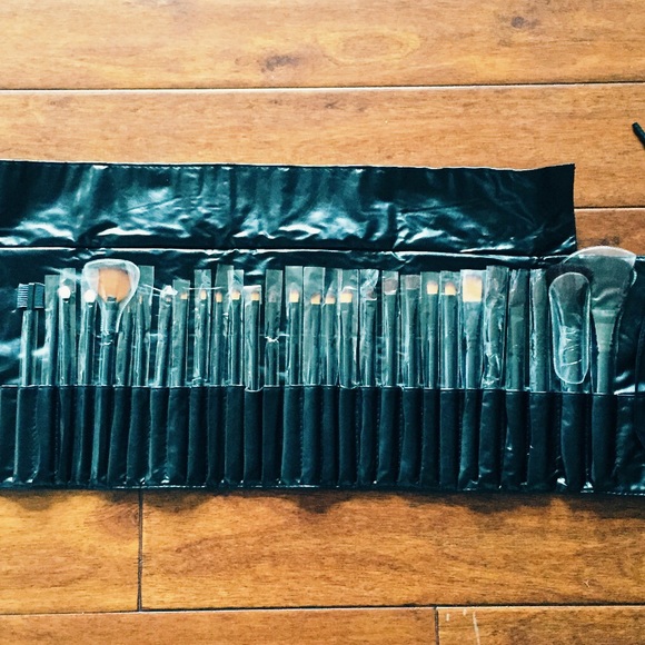 ✨NEW✨ Makeup brush set W/carrying case