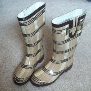 Adorable rain boots!