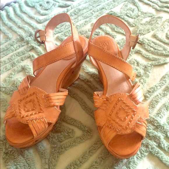 Amazing Frye Flatform sandals