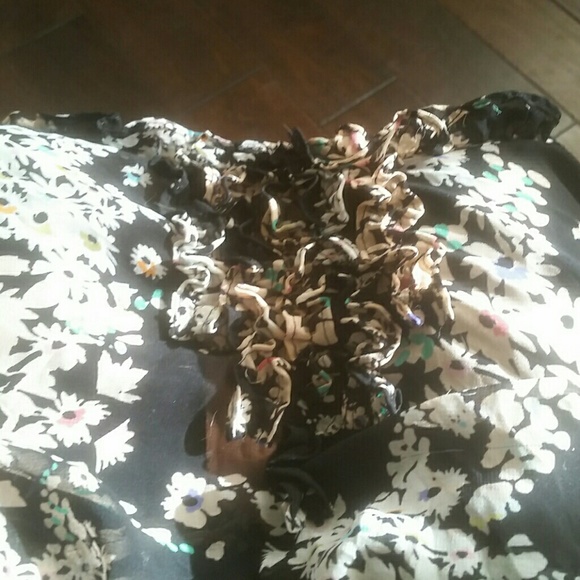 Flowy black flower top - Picture 2 of 3