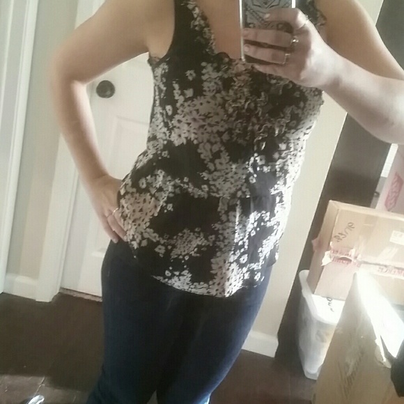 Flowy black flower top - Picture 3 of 3