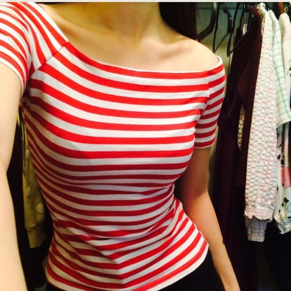 horizontal stripe shirt .