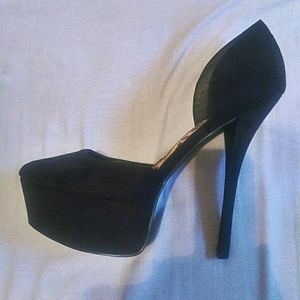 Sale!! Qupid Black faux suede pumps