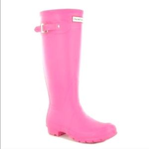 ISO hunter boots in lipstick pink size 9