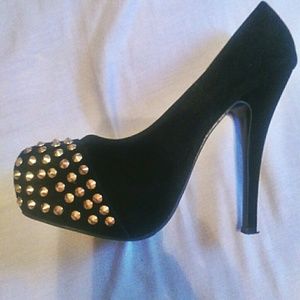 Glaze gold studded black pumps