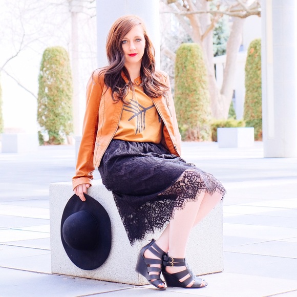 Black lace skirt (small)