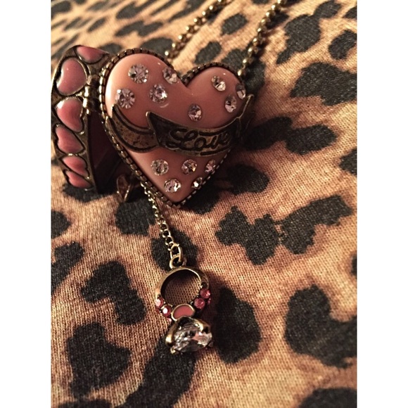 Betsey Johnson necklace 💕