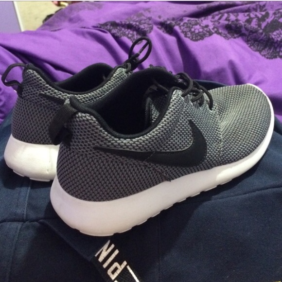 BLACK AND WHITE ROSHES💜