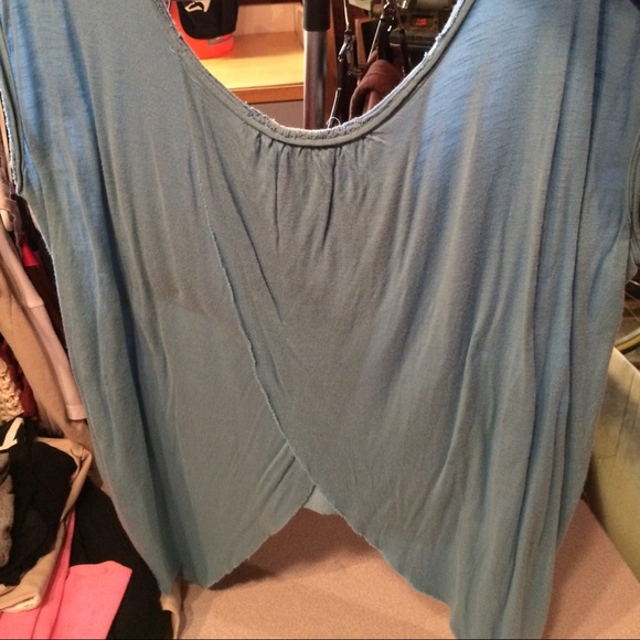 Open back tshirt - Picture 2 of 3