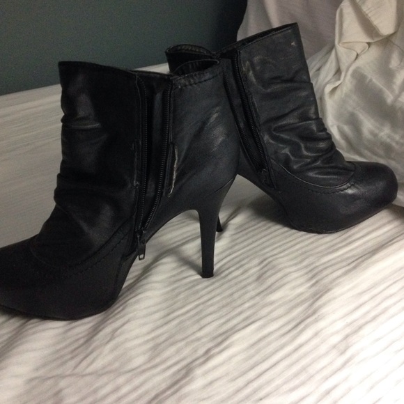 Shoes - Picture 2 of 4
