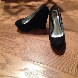 Black wedges