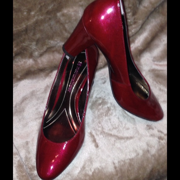 Naturalizer deep red pumps NEVER WORN
