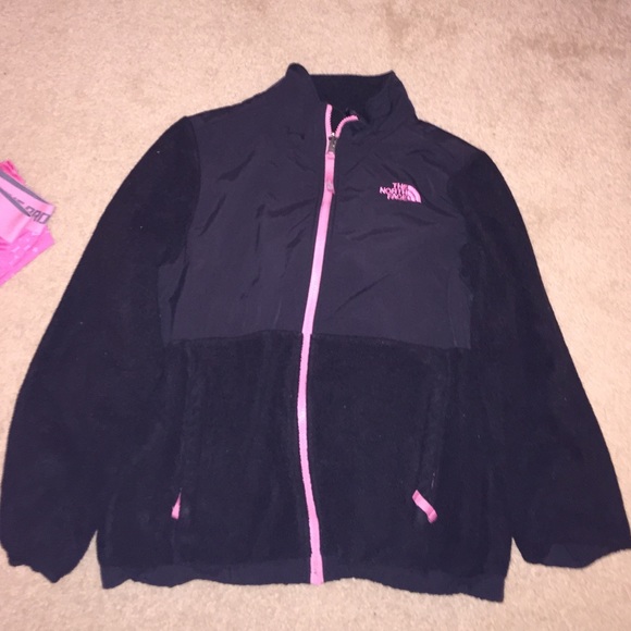 Black w/ pink Northface jacket:)