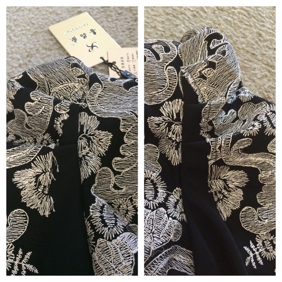 ๐ซSOLD๐ซ Embroidered black and gold dress - Picture 3 of 3