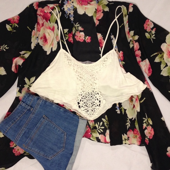 ❌SOLD❌ • Crochet Crop Top • - Picture 2 of 4