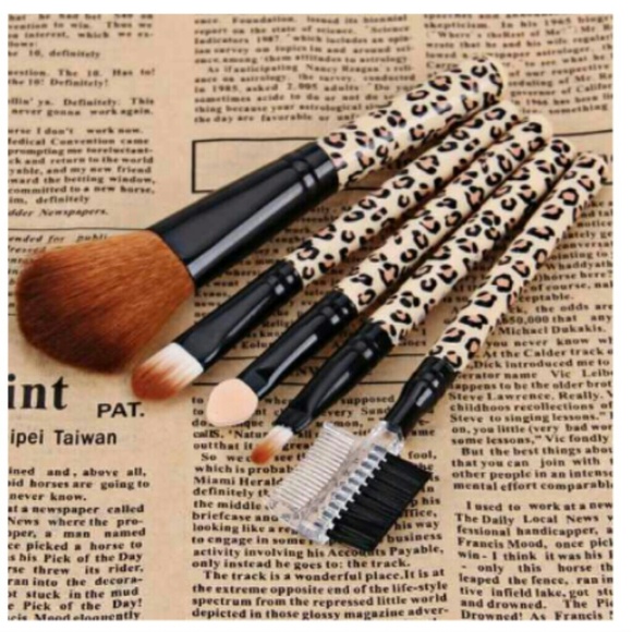 NWT...5 pc. Makeup brush set