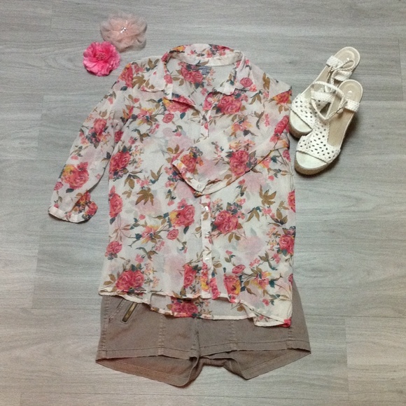 Charlotte Russe Tops - Charlotte Russe Floral Chiffon Top Size M