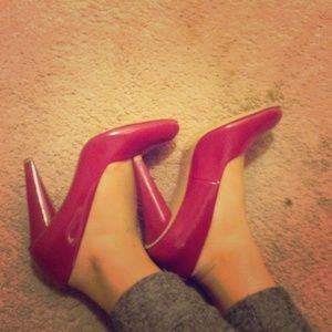 🎉QUICK SALE🎉Hot pink pump