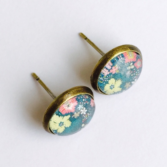 Glass Dome small flowers Earrings( 1 pair) - Picture 2 of 3