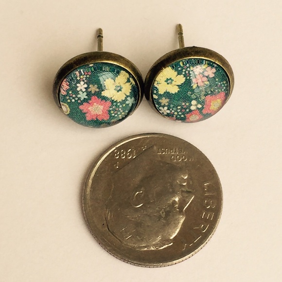 Glass Dome small flowers Earrings( 1 pair) - Picture 3 of 3