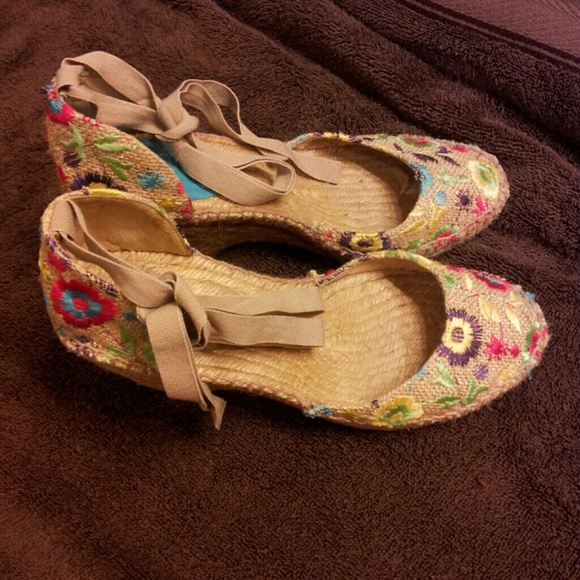 Beautifully embroidered espadrille wedge
