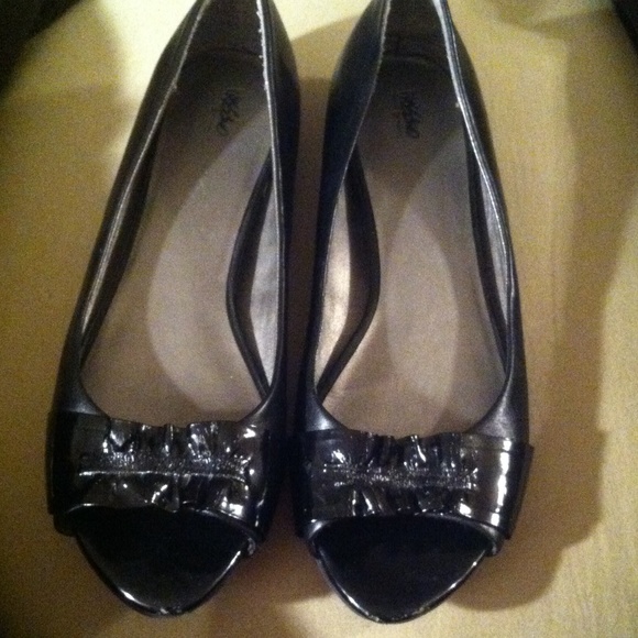 Open-toe Flats.