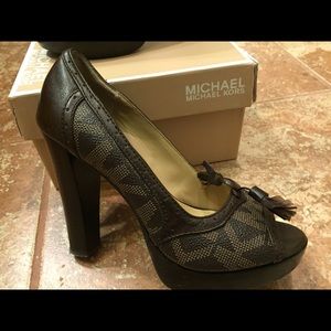 Micheal Kors Brown signature print pump