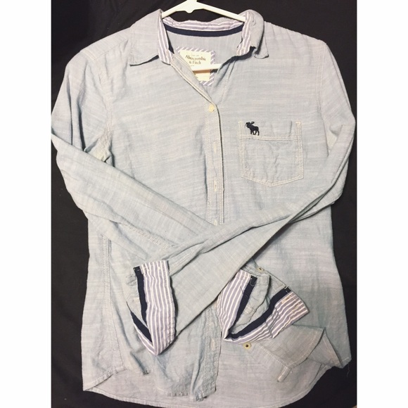 ♦️SOLD IN BUNDLE♦️A&F button up shirt