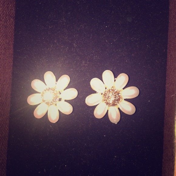 Big sun flower ear ring. - Picture 1 of 2