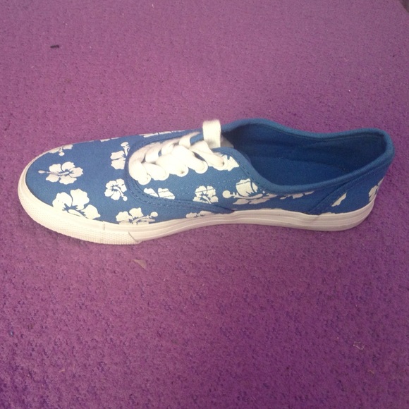Blue and White, floral print Sneakers (Worn once) - Picture 2 of 3