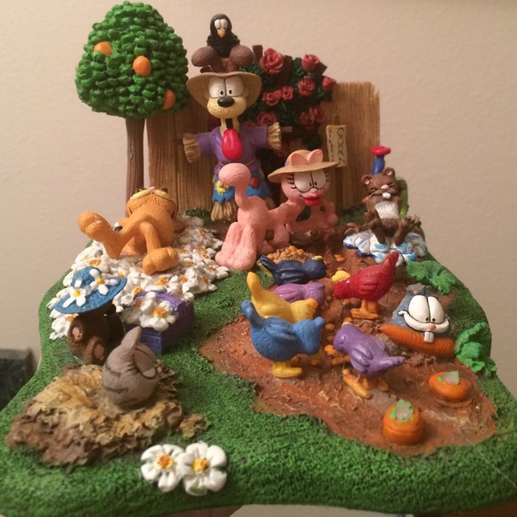 Garfields garden porcelain sculpture