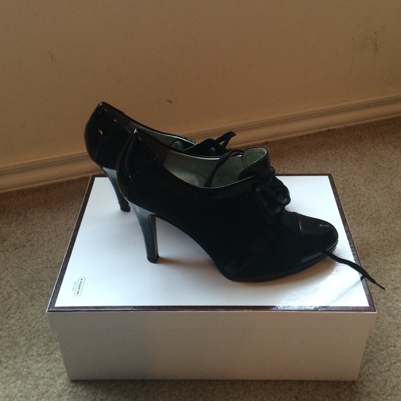 Black Tahari Shoes
