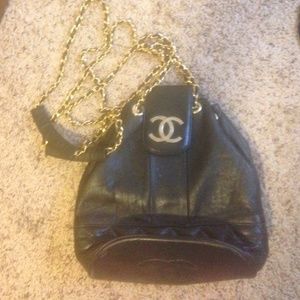 Black bucket handbag crops body