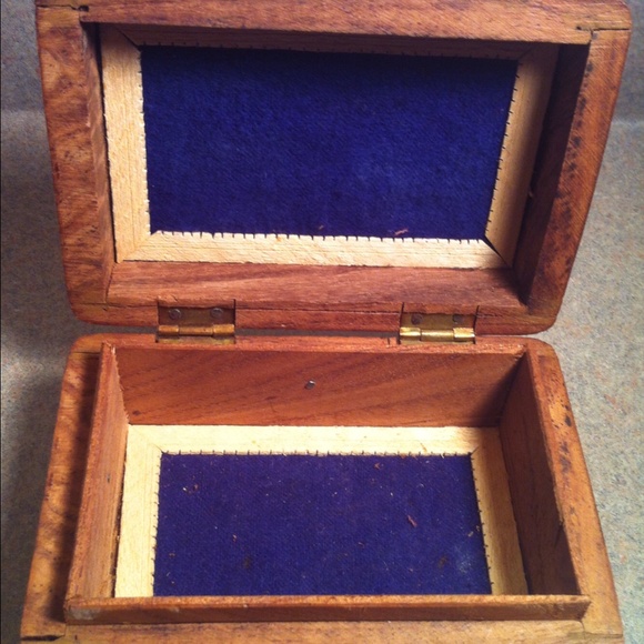 Small Wooden Box Hand-carved in India - Picture 2 of 4