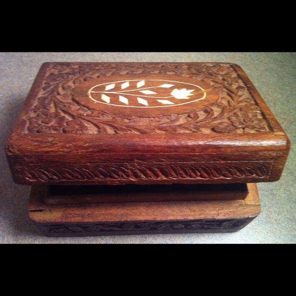 Small Wooden Box Hand-carved in India - Picture 3 of 4