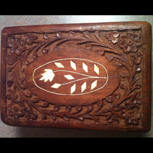 Small Wooden Box Hand-carved in India - Picture 4 of 4