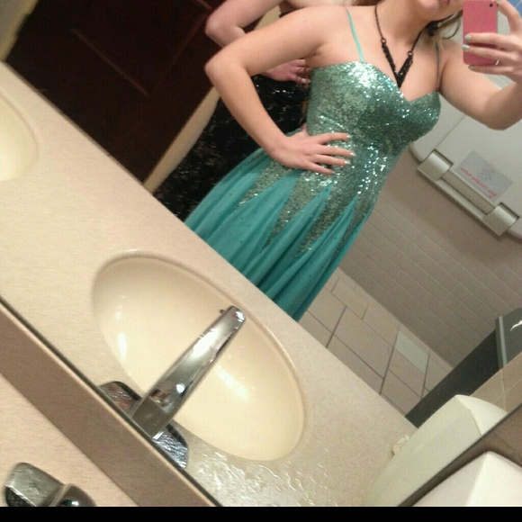 Prom dress - Picture 2 of 3