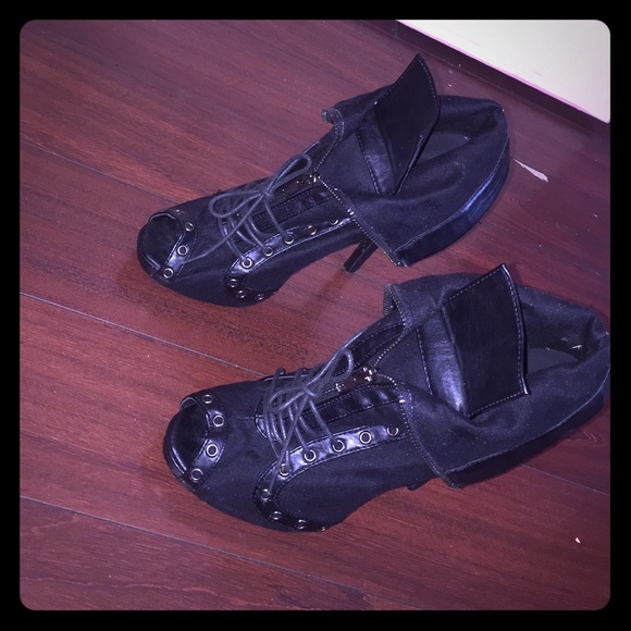 Black heels with shoe lacing