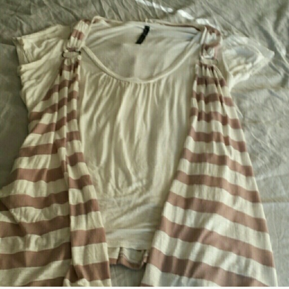 Cute size 2XL top has small hole in right shoulder