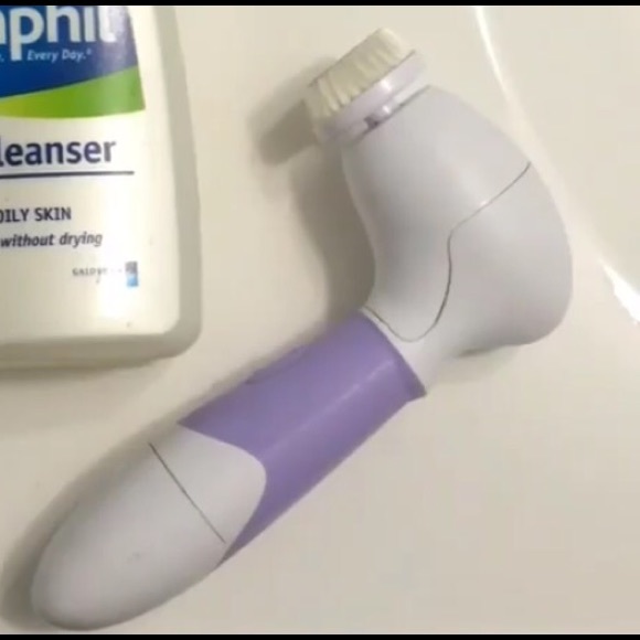 battery powered cleansing brush